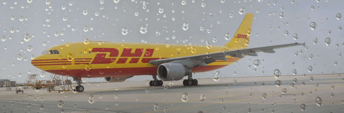 Un avion DHL pe pistă cu efect de ploaie